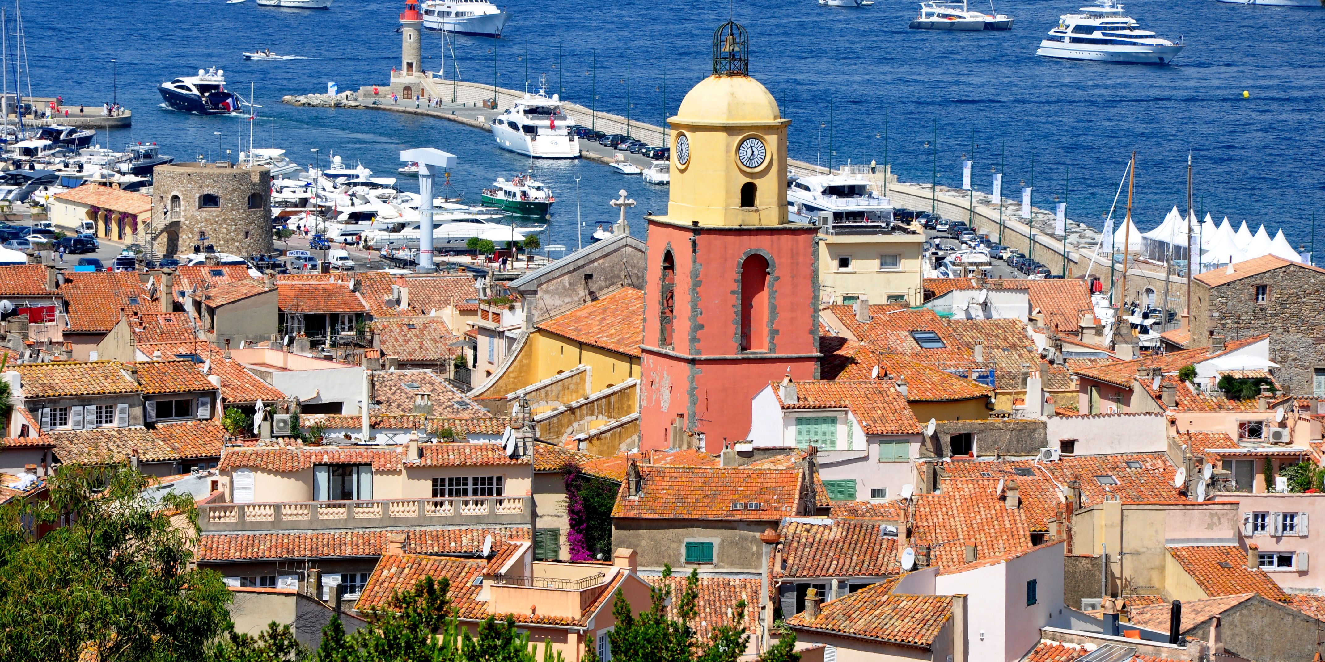 Saint-Tropez_-_Vue_générale,_église,_phare