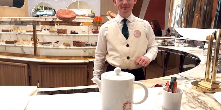 #86Champs-86Champs-PierreHerme-Come-Occitane-bar-the-macarons-serveur @valeriedesforges