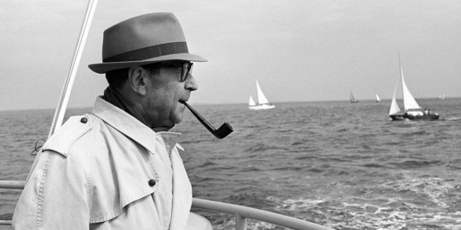Le romancier Georges Simenon et sa légendaire pipe en 1966. – Sergio Del Grande : Leemage