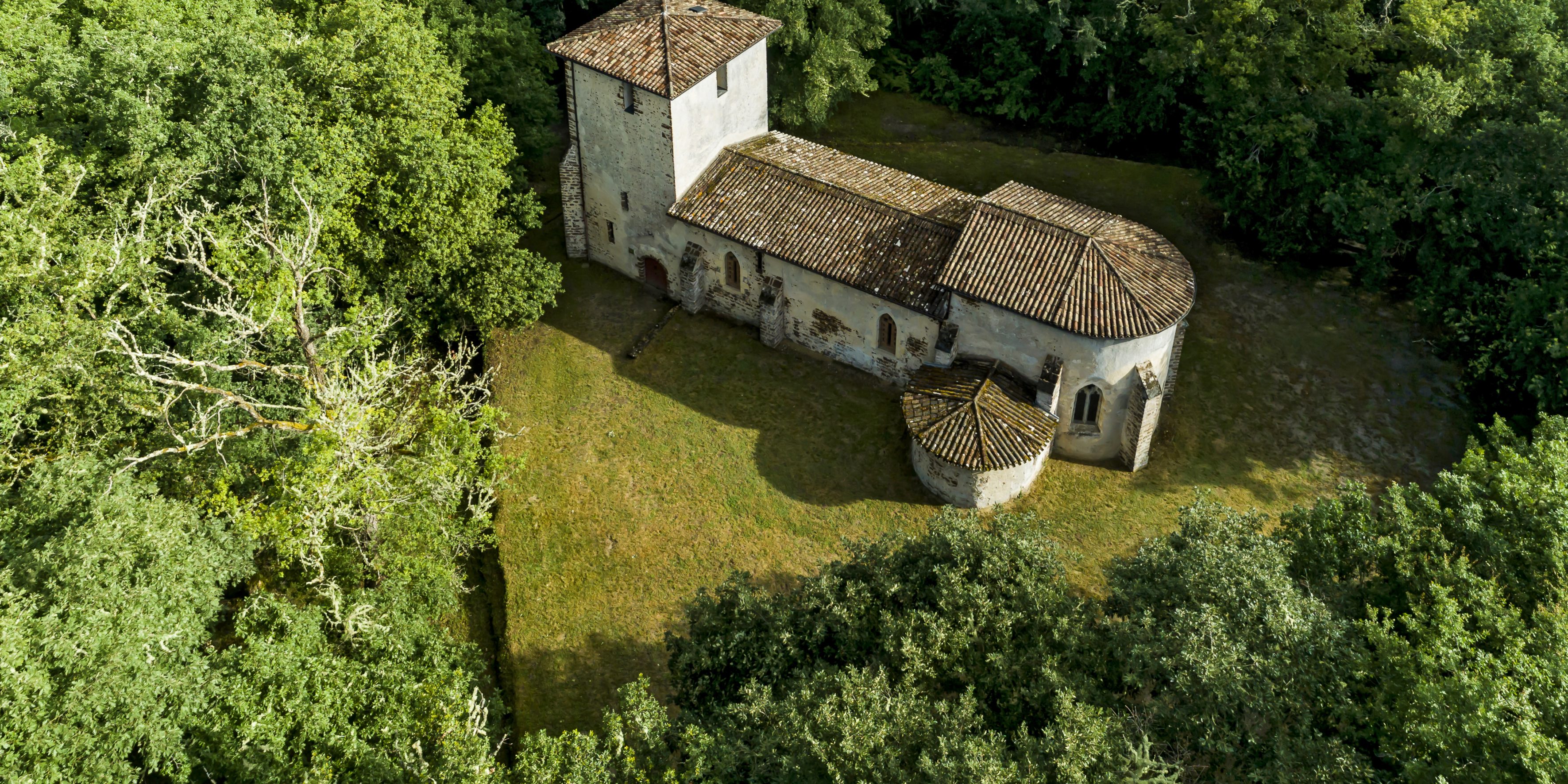 Eglise du Vieux Lugo 11ème siècle sur Miss Konfidentielle ©Patrice Hauser Midi Prod