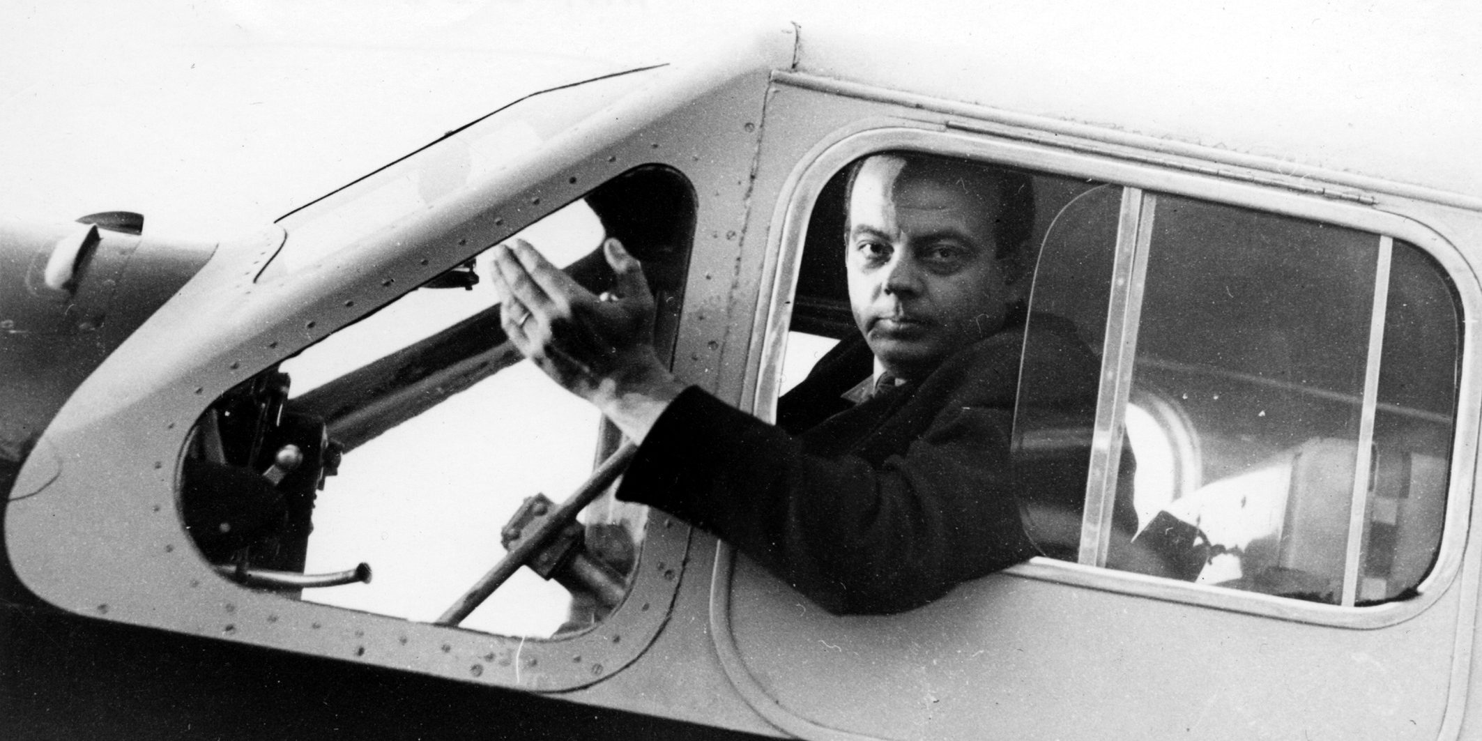 Antoine de Saint-Exupéry sur Miss Konfidentielle – 1935 Simoun C.630 © Collection particulière – Succession Saint Exupéry – d’Agay