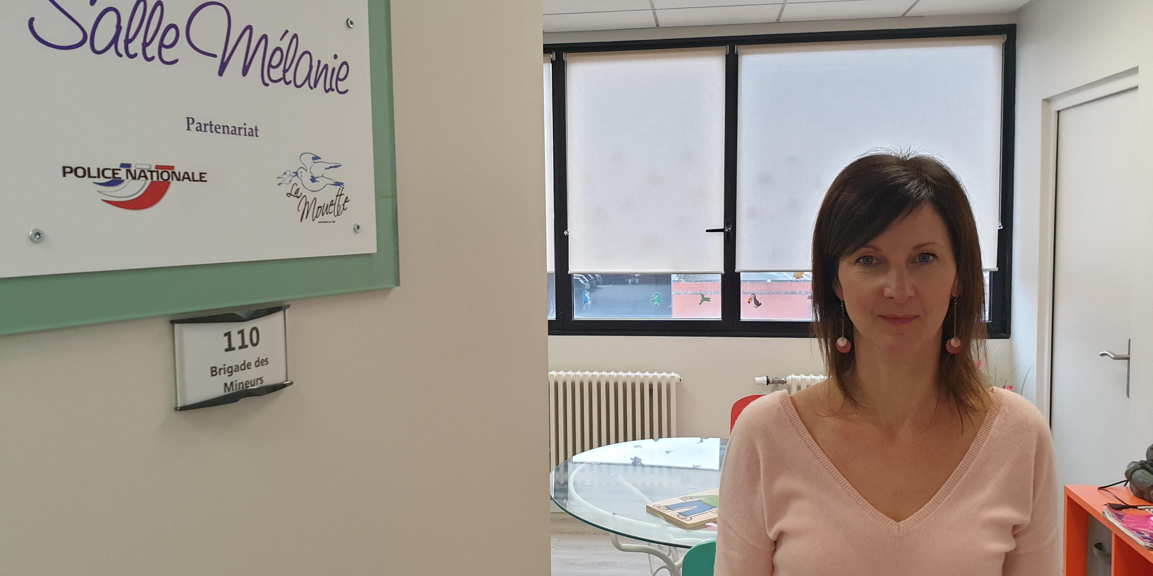 interview-caroline-canivez-brigade-mineurs-police-dans-salle-mélanie-Lens-sur-misskonfidentielle.com © Caroline Canivez