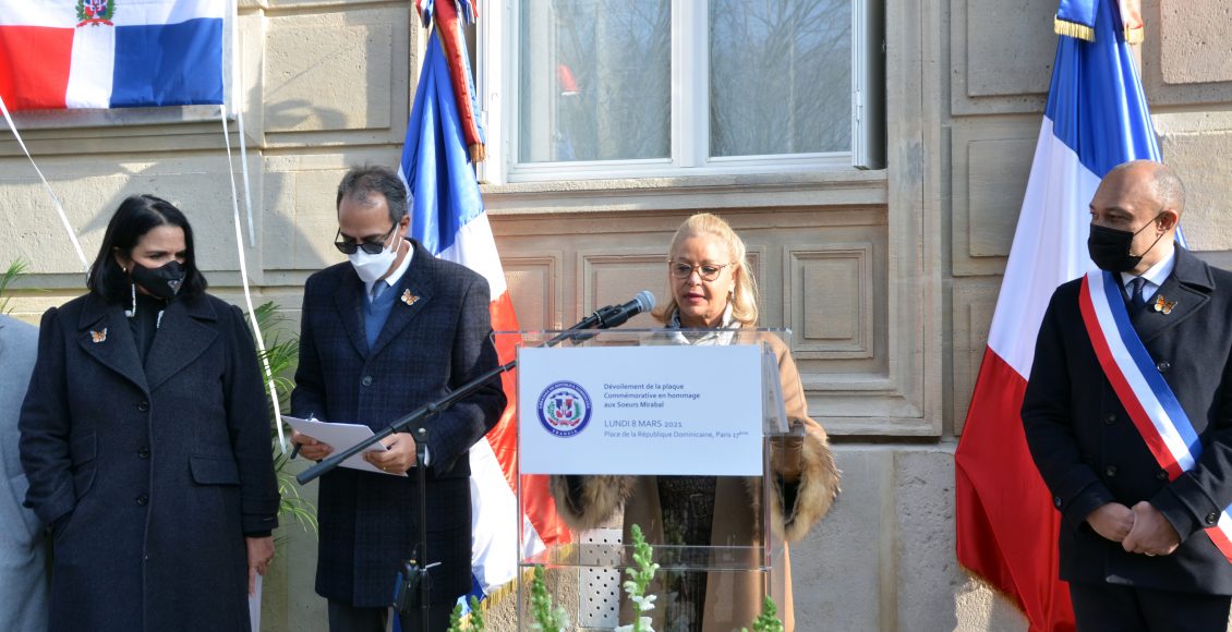 #8mars – Rosa Hernández de Grullón inaugure une plaque commémorative à Paris en hommage aux sœurs Mirabal avec Anne Hidalgo sur miss konfidentielle © David Raynal