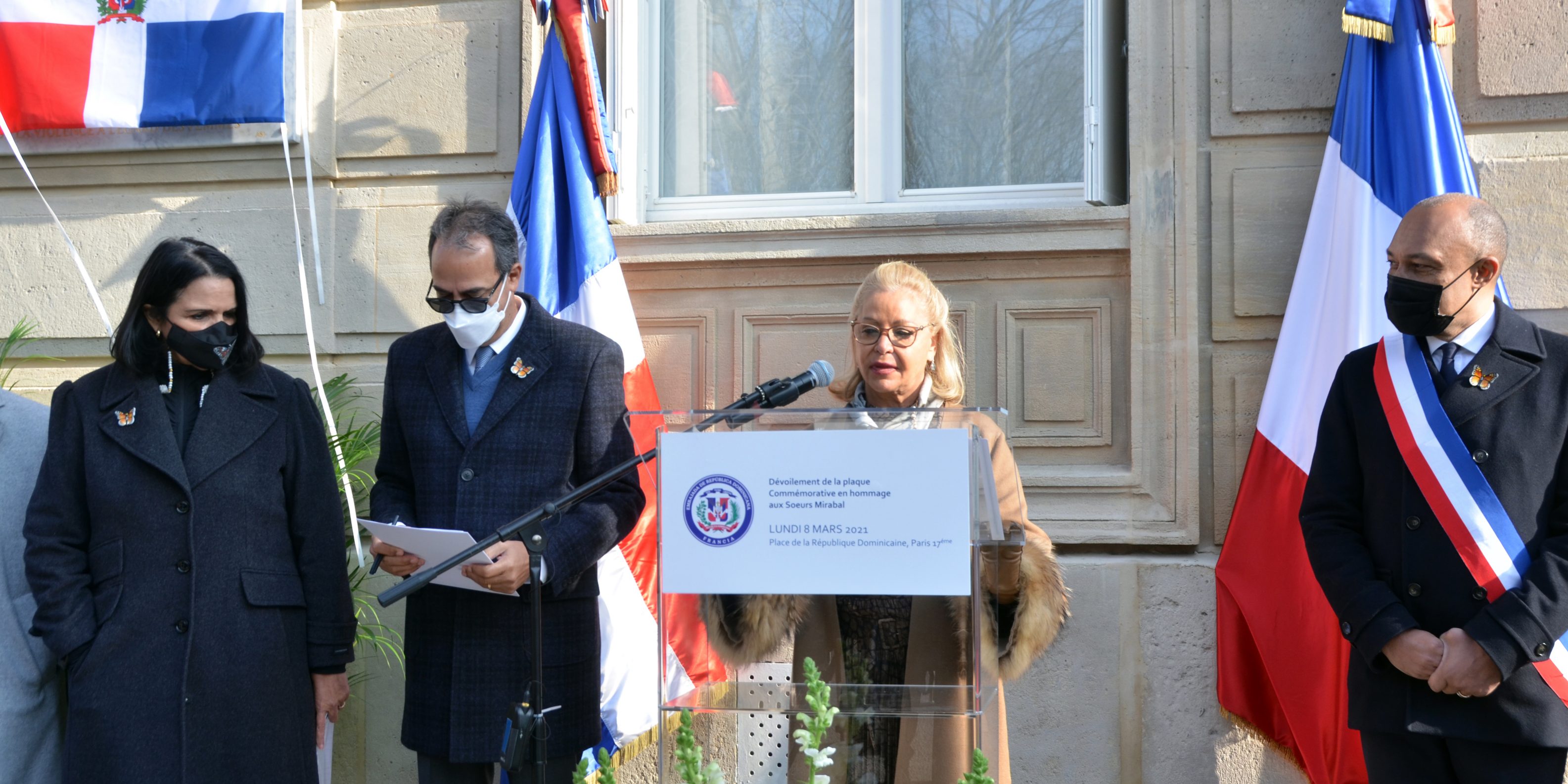 #8mars – Rosa Hernández de Grullón inaugure une plaque commémorative à Paris en hommage aux sœurs Mirabal avec Anne Hidalgo sur miss konfidentielle © David Raynal