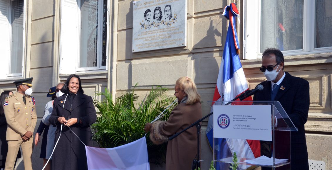 #8mars – Rosa Hernández de Grullón inaugure une plaque commémorative à Paris en hommage aux sœurs Mirabal avec Anne Hidalgo sur misskonfidentielle © David Raynal