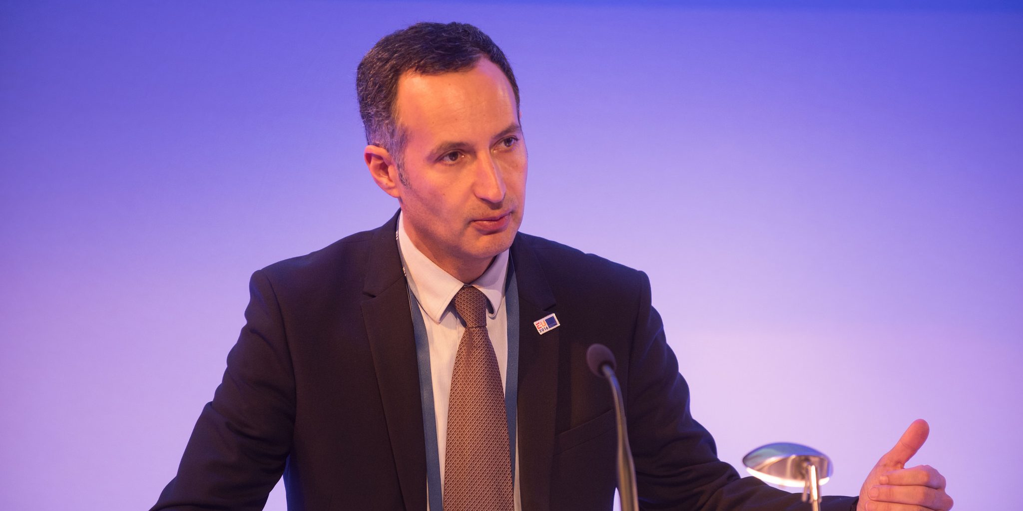 Interview de Laurent Muschel, Directeur de la sécurité intérieure à la Commission européenne sur miss konfidentielle – legende : Discours de Laurent Muschel au FBI en Alabama © Laurent Muschel