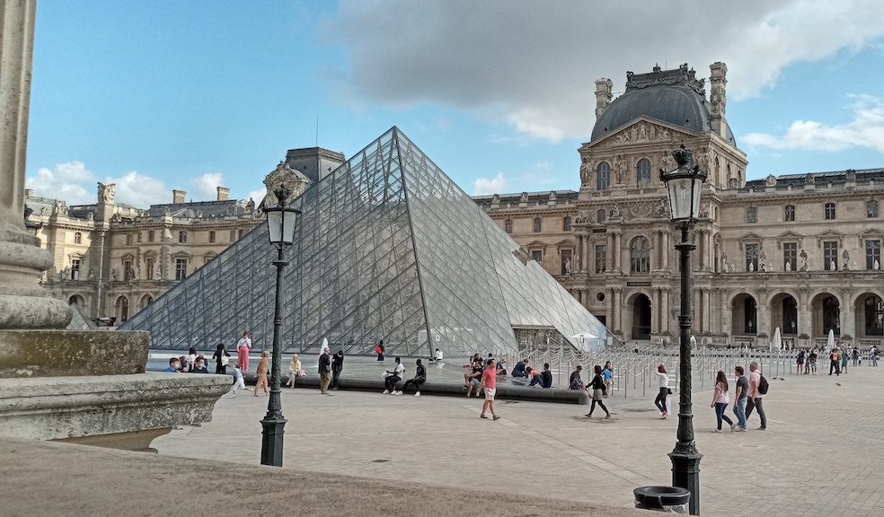 Pyramide du Louvre à Paris © Valérie Desforges