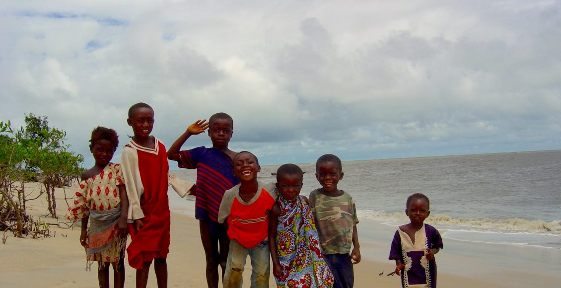 Des enfants sur la plage en Guinée, photo de Pascale Vanneaux sur misskonfidentielle.com