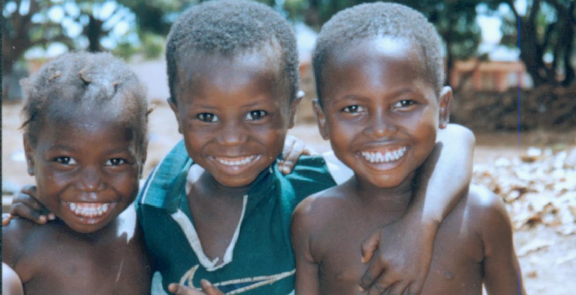Trois enfants sur la plage en Guinée, photo de Pascale Vanneaux sur misskonfidentielle.com
