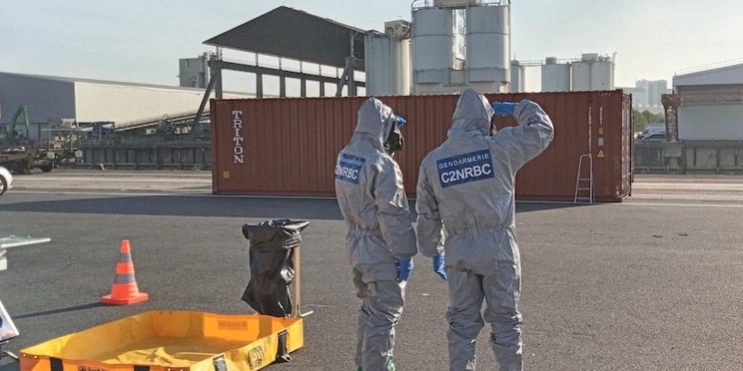 CEPOL et de l’OCLAESP avec Céline Grassegger, Sébastien Cassoré et Gérard Valle sur le port de genevilliers devant un container avec C2NRBC – sur miss konfidentielle © Valérie Desforges