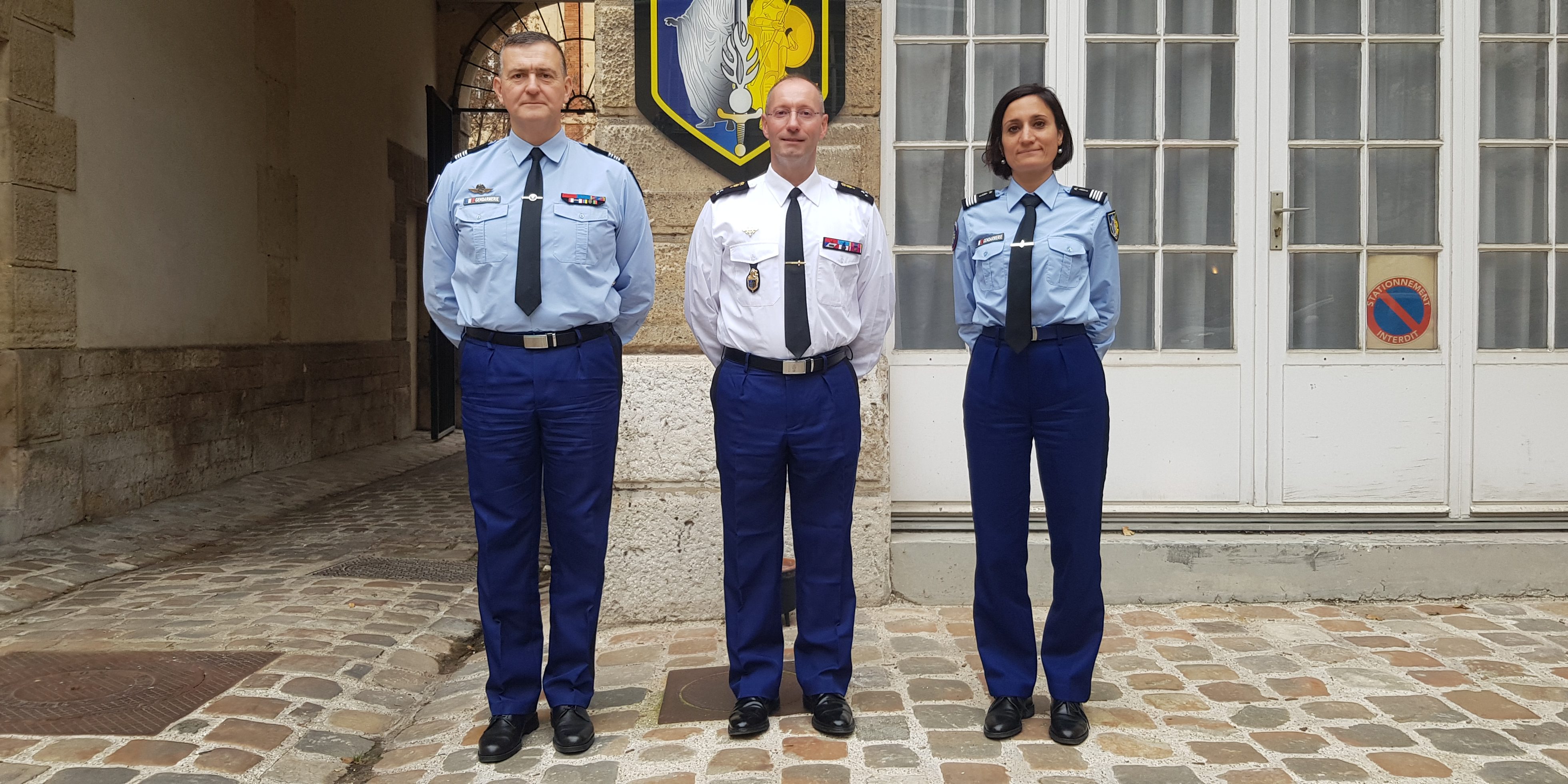 Général de division Didier FORTIN (centre), cheffe d’escadron Bénédicte Gomes da Cunha (droite), Colonel Raphaël Garreau (gauche) sur misskonfidentielle © Valérie Desforges