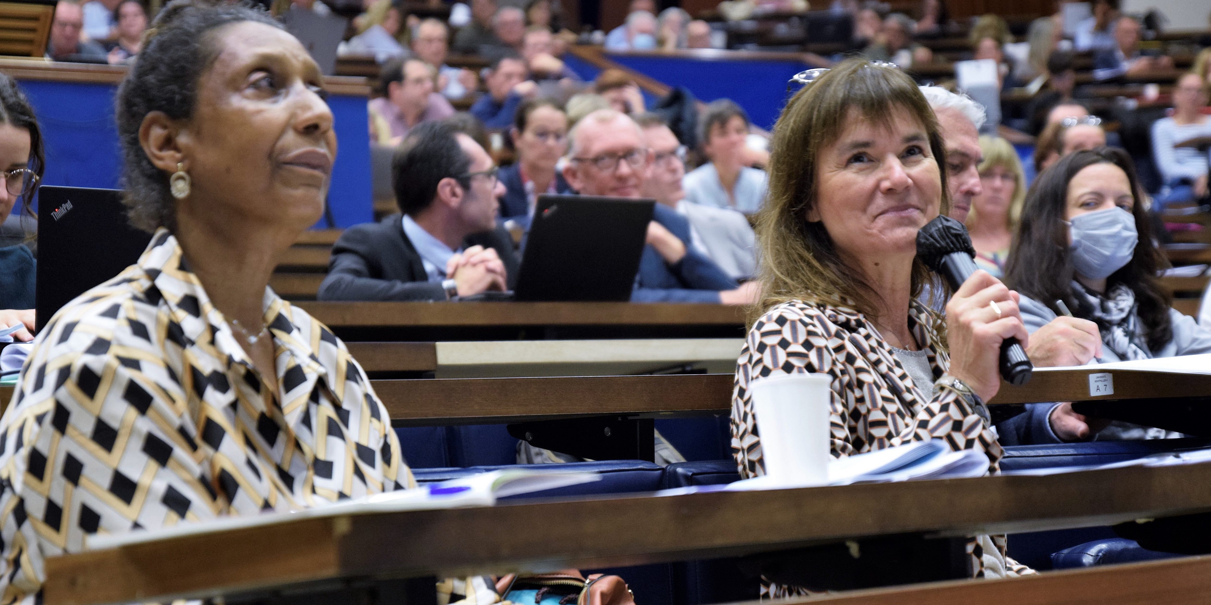 Rectrice Sophie Béjean (droite) lors d’un séminaire sur l’égalité fille-garçon, octobre 2022 – misskonfidentielle.com © Académie de Montpellier