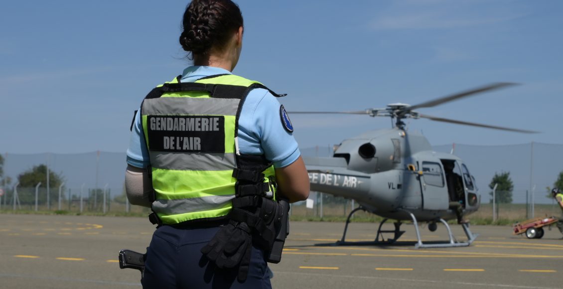 Gendarmerie de l’Air sur le tarmac en base aérienne _ misskonfidentielle.com @ COMGAIR