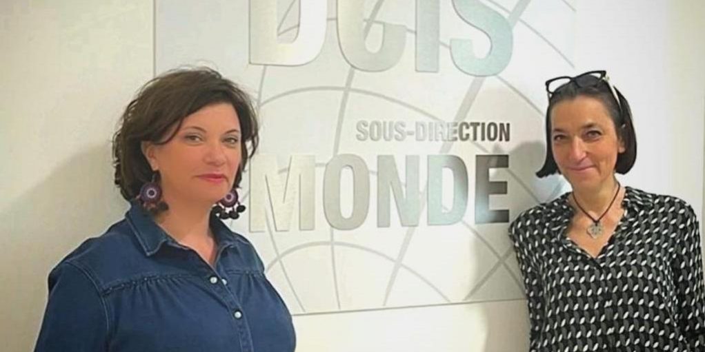 Valentine RIOULT, contrôleuse générale de la police nationale et sous-directrice Monde à la DCIS avec Miss Konfidentielle © Valérie Desforges