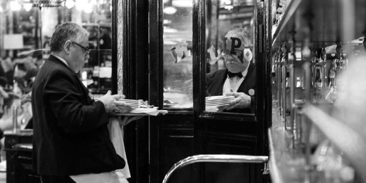 24 mars 2024, Paris – Les grandes brasseries parisiennes à l’épreuve de la mythique course des garçons de café © Brasserie Lipp