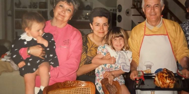 Gaëlle Toussaint et son grand-père Marcel Morin, fondateur de la première brigade des stupéfiants de Marseille en 1971 © Gaëlle Toussaint