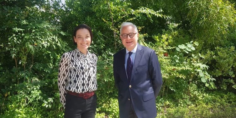M. Gilles LAGARDE et Miss Konfidentielle au cabinet du Président du Sénat (Paris) © Miss Konfidentielle