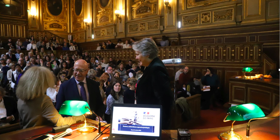 Véronique Grandpierre entourée de Bernard Beignier et Gwénaële Calvès au séminaire « Racisme antisémitisme-approches juridiques » de l’académie de Paris © Académie de Paris- Sylvain Lhermie