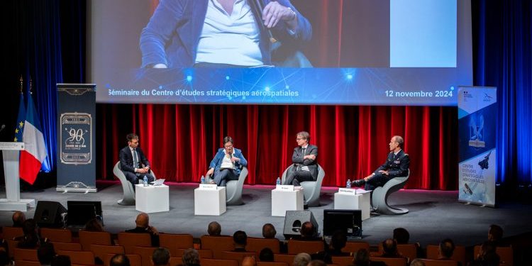 Enjeux-de-souverainete-dans-la-3eme-dimension-Moderateur-M.-Jacques-DUBOURG-Intervenants-Mme-Laurence-MARION-M.-Loic-GRARD-GCA-Cedric-GAUDILLIERE-a-lEcole-militaire–750×430