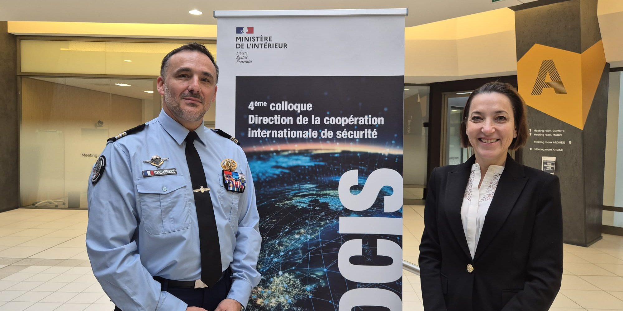 LCL (ITA) Stéphane BARBE, chef de la division des partenariats à la Direction de Coopération Internationale de Sécurité, DCIS et Miss Konfidentielle © Miss Konfidentielle