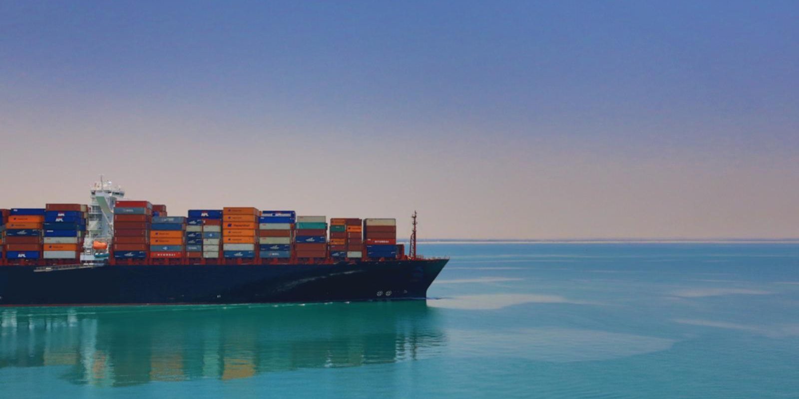Porte conteneurs sur mer calme © Louis du Plessix
