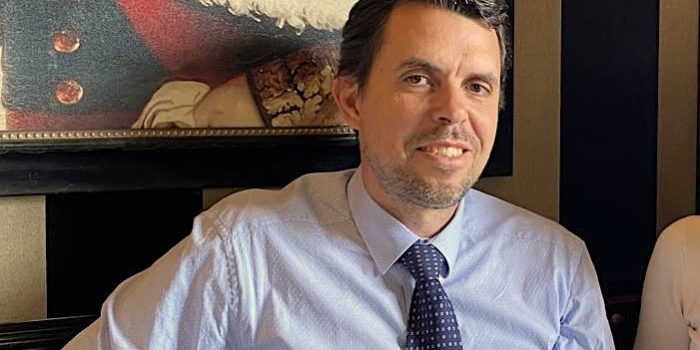 Donatien Le Vaillant, chef de la MIVILUDES au café des Officiers, Paris © Miss Konfidentielle