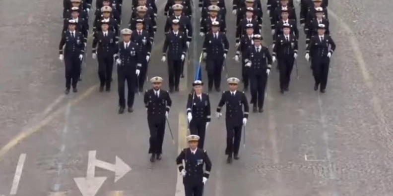 Le groupe DGA lors du défilé du 14 juillet 2024 © ministère des Armées