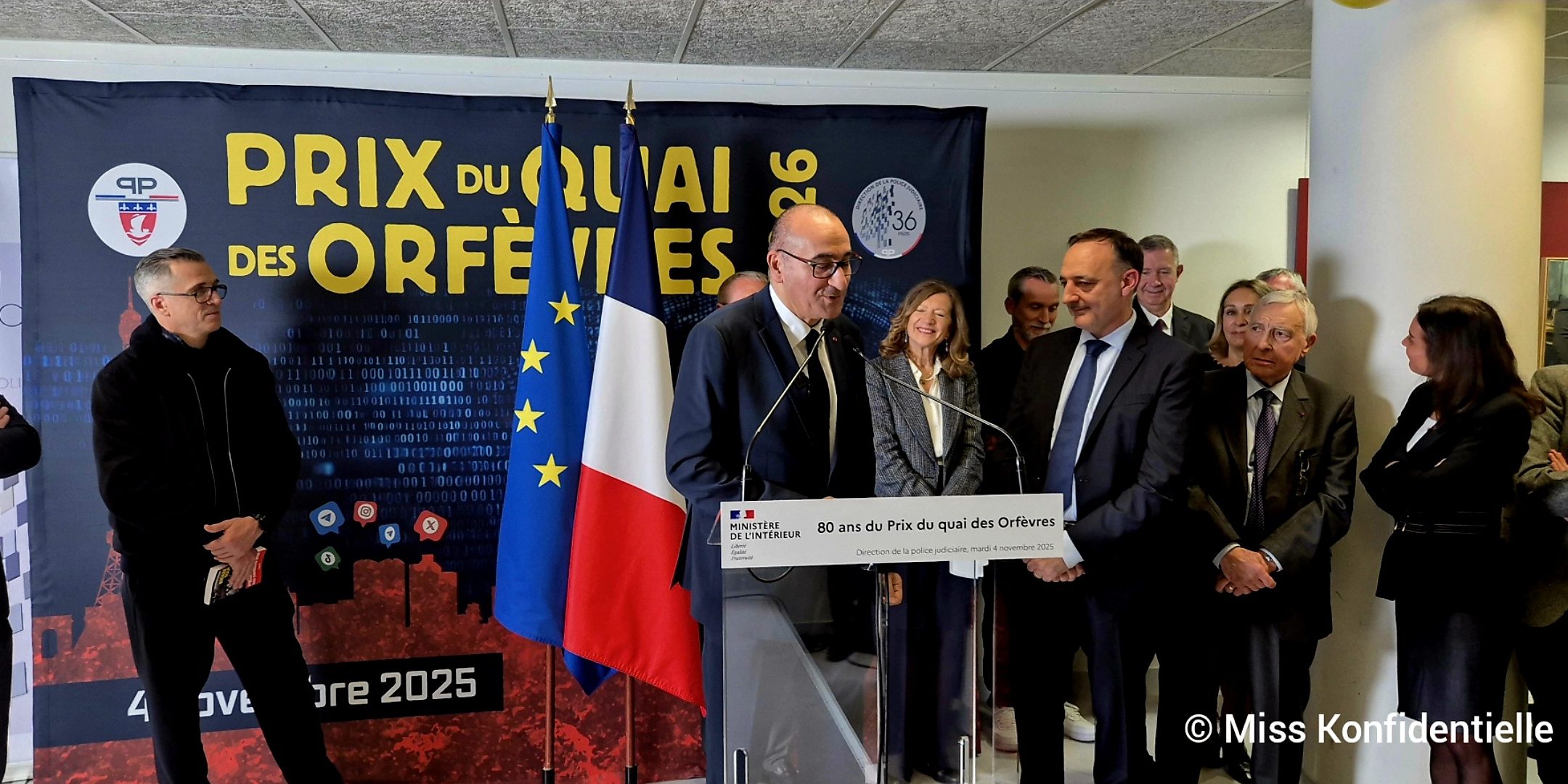 M.Laurent NUÑEZ, ministre de l’Intérieur et ancien préfet de police de Paris félicite Christophe MOLMY, lauréat du Prix du Quai des Orfèvres 2026