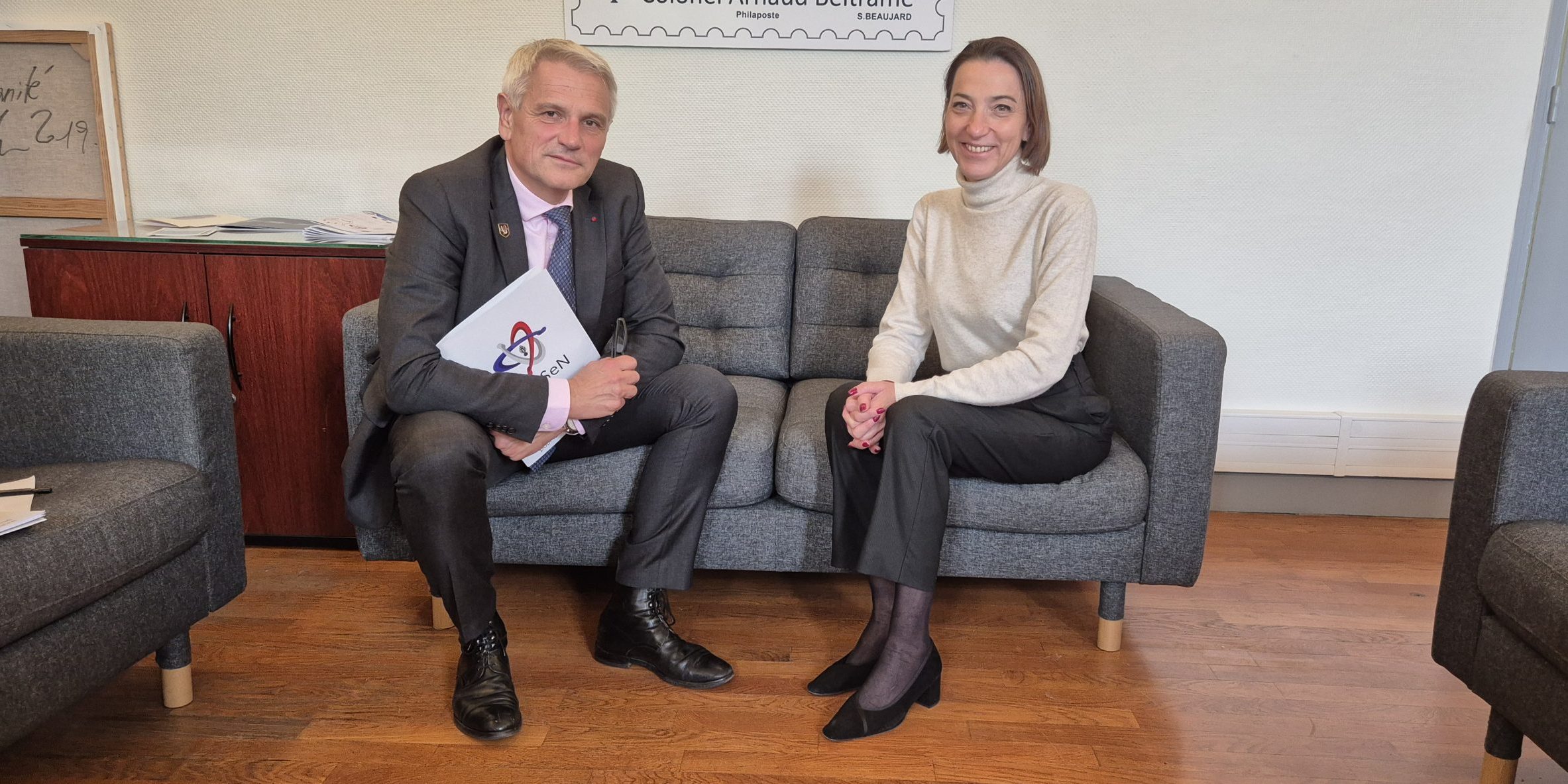 Général Jean-Valéry LETTERMANN, directeur du CoSSeN et Miss K © Miss Konfidentielle