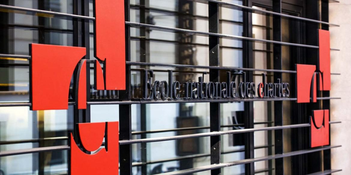 Logo en fer forgé sur la façade du 65, rue de Richelieu @ cl. Didier Plowy