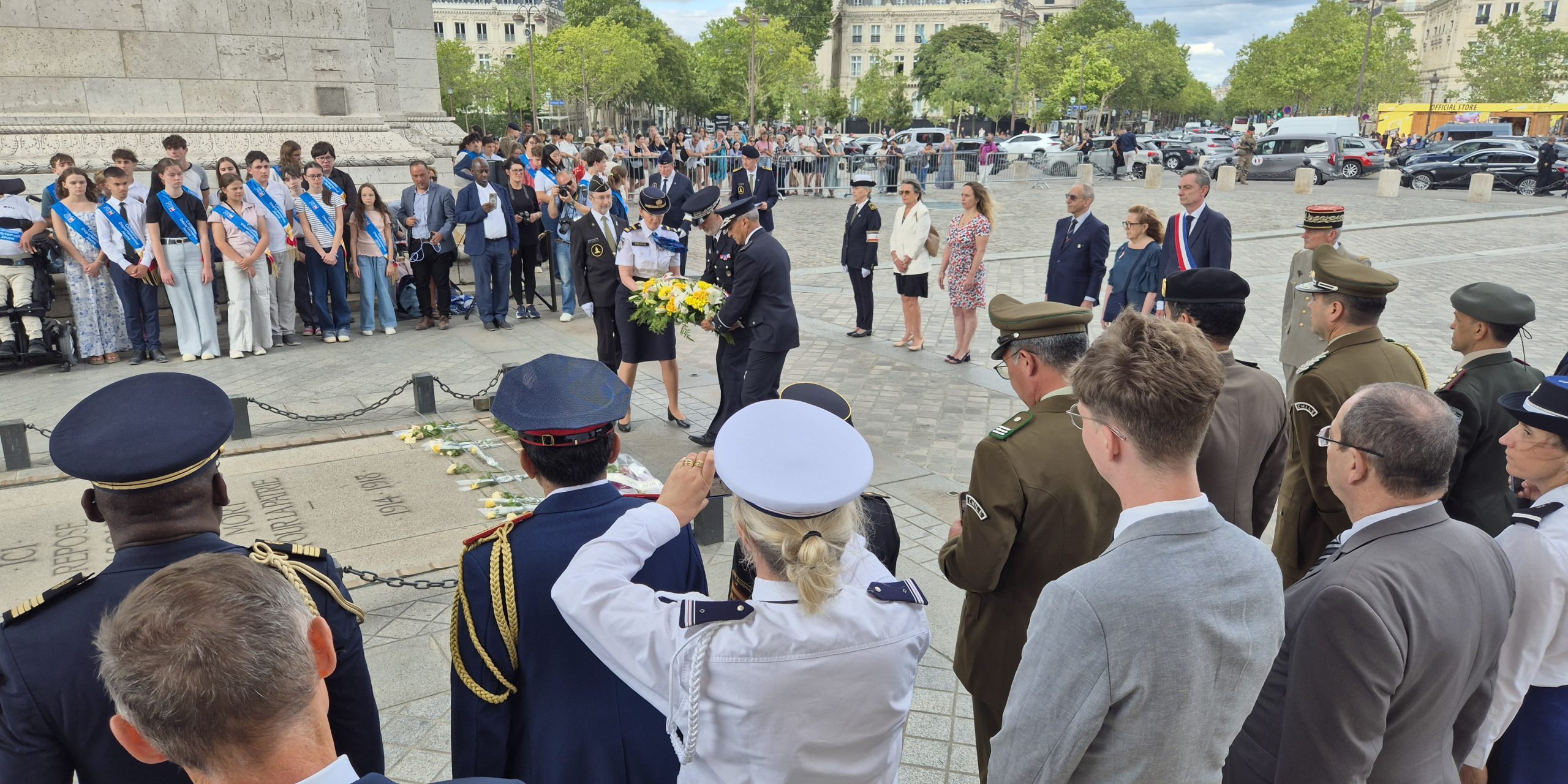 RESOPOLIS à la Cérémonie du Ravivage de la Flamme le 1er Juillet 2026 avec M. Georges SALINAS, directeur de la DCIS et président de RESOPOLIS © Miss Konfidentielle